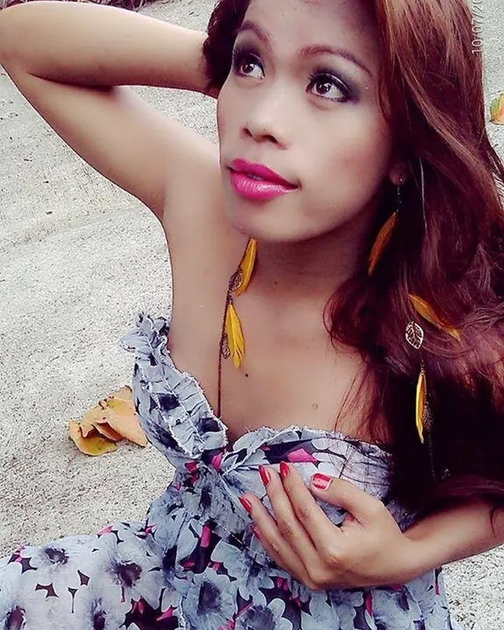 Jeune femme aux cheveux châtains, en tenue légère, assise sur une chaise dans une chambre
